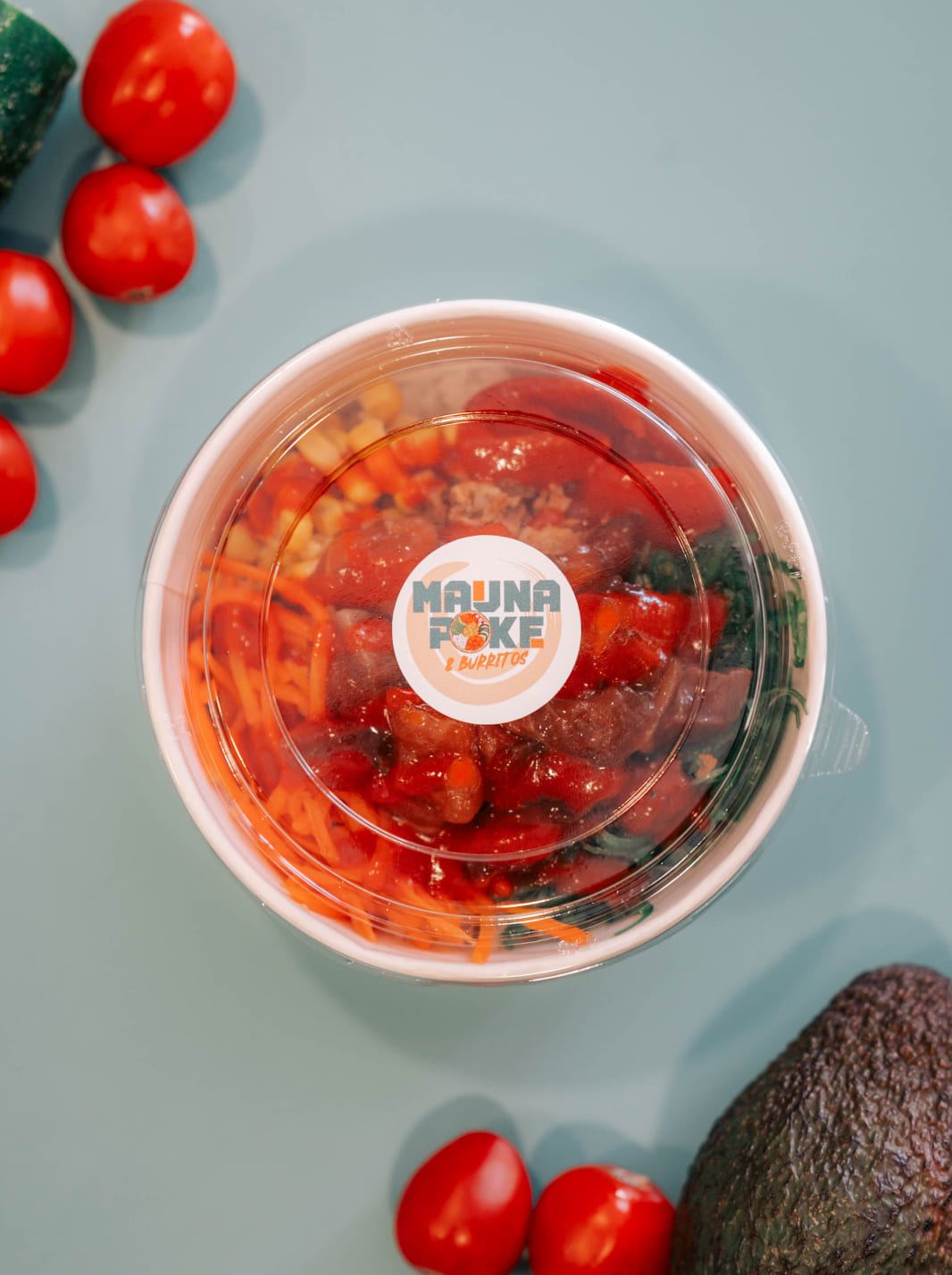 Poke bowl con ingredientes frescos como pollo, aguacate, maíz y edamame